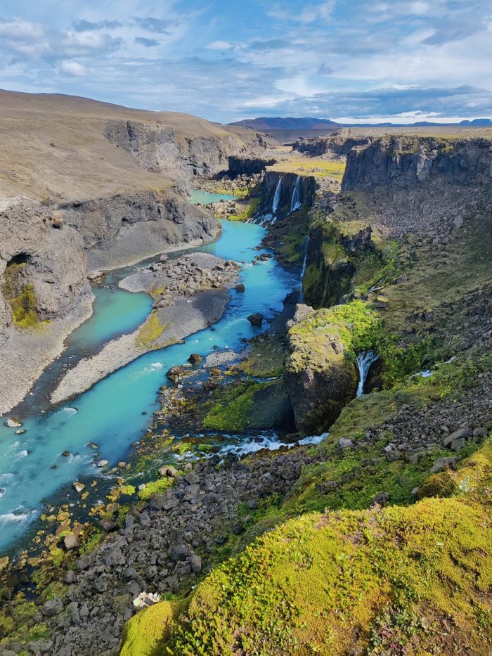 Probabile Sigöldugljúfur o area simile nelle highlands: canyon con acqua turchese e rocce laviche