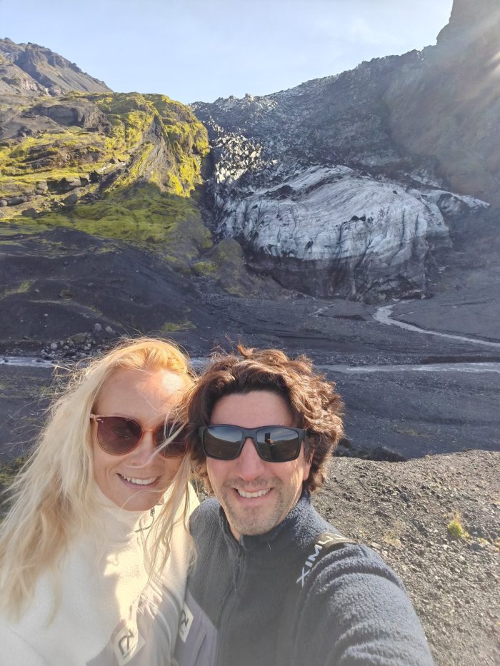 Selfie di coppia con il ghiacciaio dietro